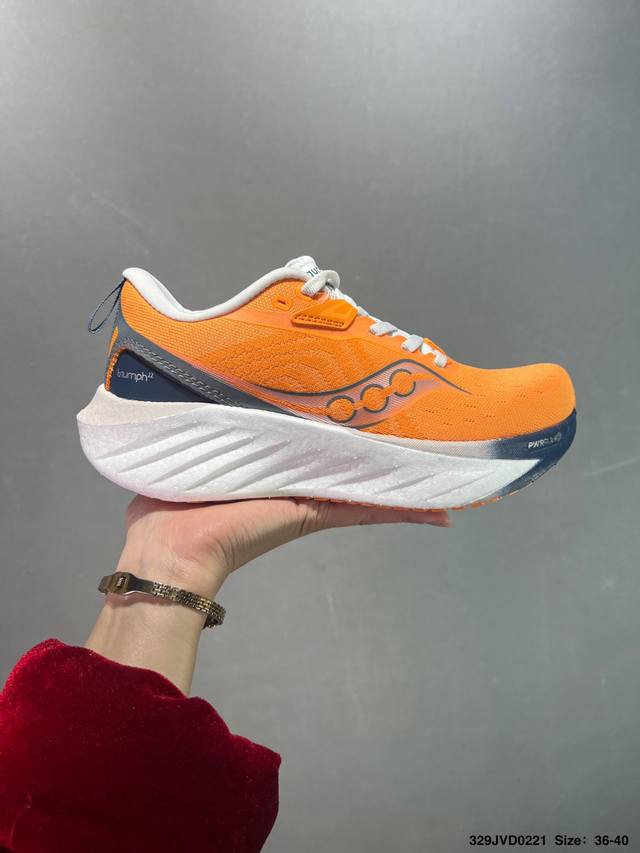 公司级 Saucony Triumph 索康尼胜利旗舰级缓震型跑鞋 性能相比前几代再升级：鞋面采用全新升级的工学网设计 贴合脚部更透气 中底部分使用最新的Pwr