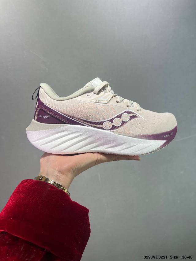 公司级 Saucony Triumph 索康尼胜利旗舰级缓震型跑鞋 性能相比前几代再升级：鞋面采用全新升级的工学网设计 贴合脚部更透气 中底部分使用最新的Pwr