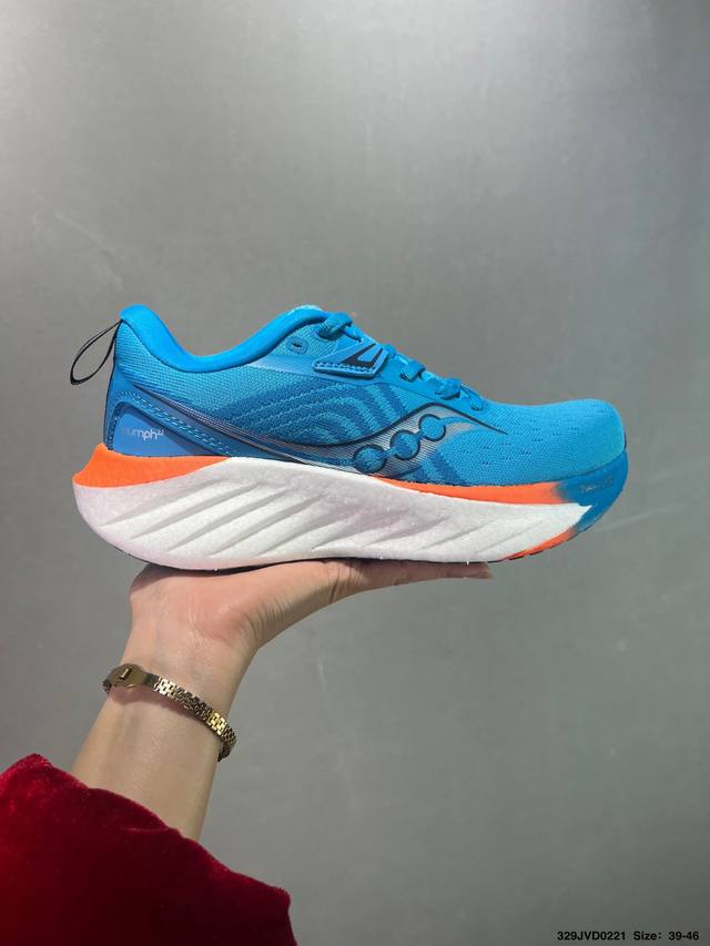 公司级 Saucony Triumph 索康尼胜利旗舰级缓震型跑鞋 性能相比前几代再升级：鞋面采用全新升级的工学网设计 贴合脚部更透气 中底部分使用最新的Pwr