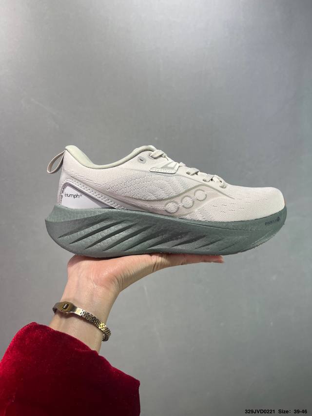 公司级 Saucony Triumph 索康尼胜利旗舰级缓震型跑鞋 性能相比前几代再升级：鞋面采用全新升级的工学网设计 贴合脚部更透气 中底部分使用最新的Pwr