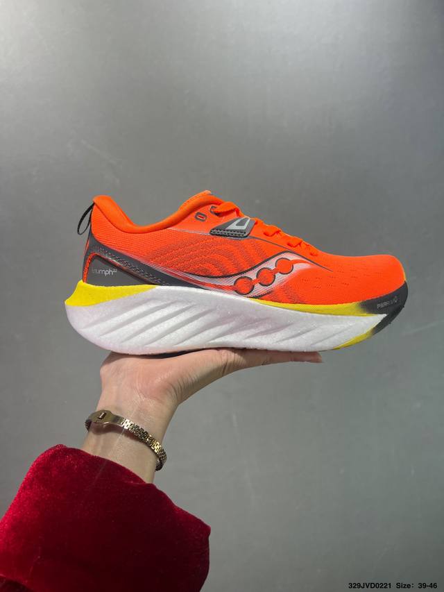 公司级 Saucony Triumph 索康尼胜利旗舰级缓震型跑鞋 性能相比前几代再升级：鞋面采用全新升级的工学网设计 贴合脚部更透气 中底部分使用最新的Pwr