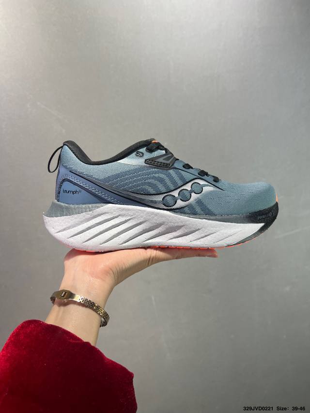 公司级 Saucony Triumph 索康尼胜利旗舰级缓震型跑鞋 性能相比前几代再升级：鞋面采用全新升级的工学网设计 贴合脚部更透气 中底部分使用最新的Pwr