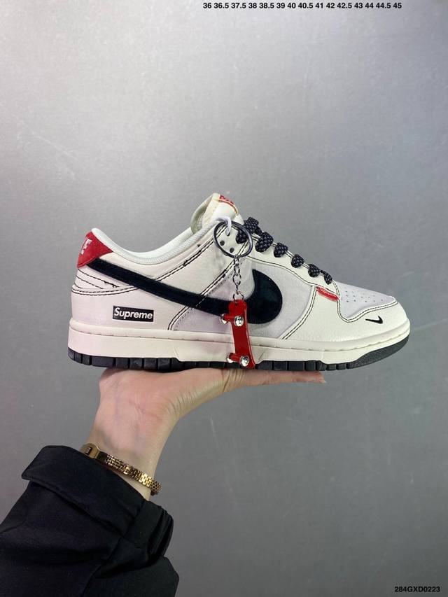 公司级Supreme X Nike Dunk Low 红标黑线 此款主张打破传统的工业化流水线设计限制，以Made By Ideas的超级创意为理念，集结众多潮