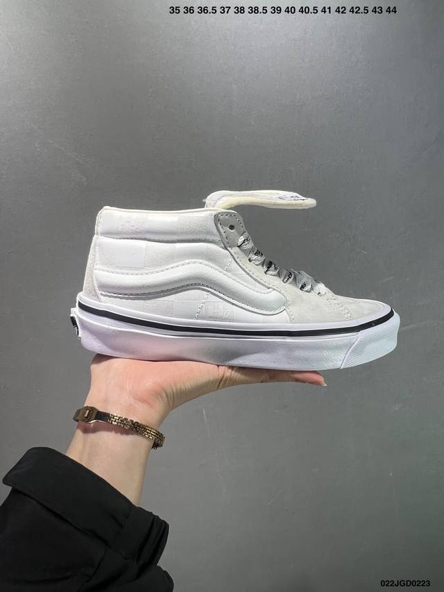 Vans Classics Knu Skool 苏格兰格纹拼接 厚鞋舌面包鞋 Vans联名超火的土豆鞋，复古经典，鞋头放大、包边上移加厚、鞋舌加厚。Vans C