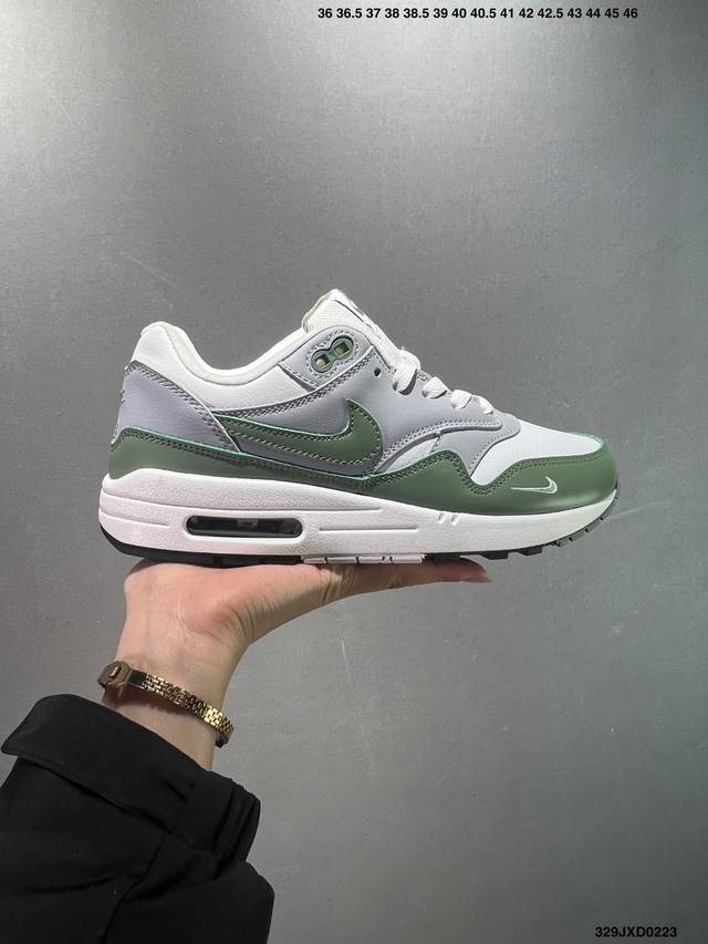 公司级Nike Air Max 1 耐克气垫 缓震 耐磨运动鞋 鞋身材质均选择皮革 织物 麂皮多种材质覆盖 保证质感的前提下 层次感也相当不错 带有开窗式 Ai