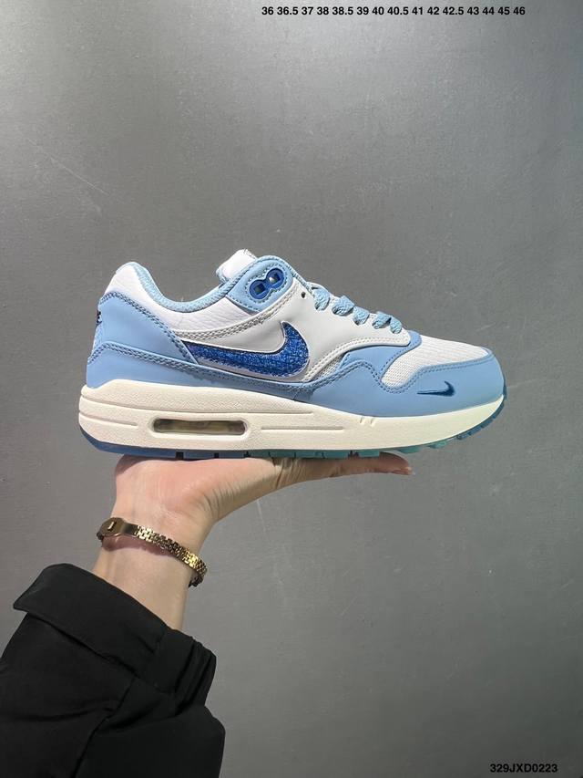 公司级Nike Air Max 1 耐克气垫 缓震 耐磨运动鞋 鞋身材质均选择皮革 织物 麂皮多种材质覆盖 保证质感的前提下 层次感也相当不错 带有开窗式 Ai