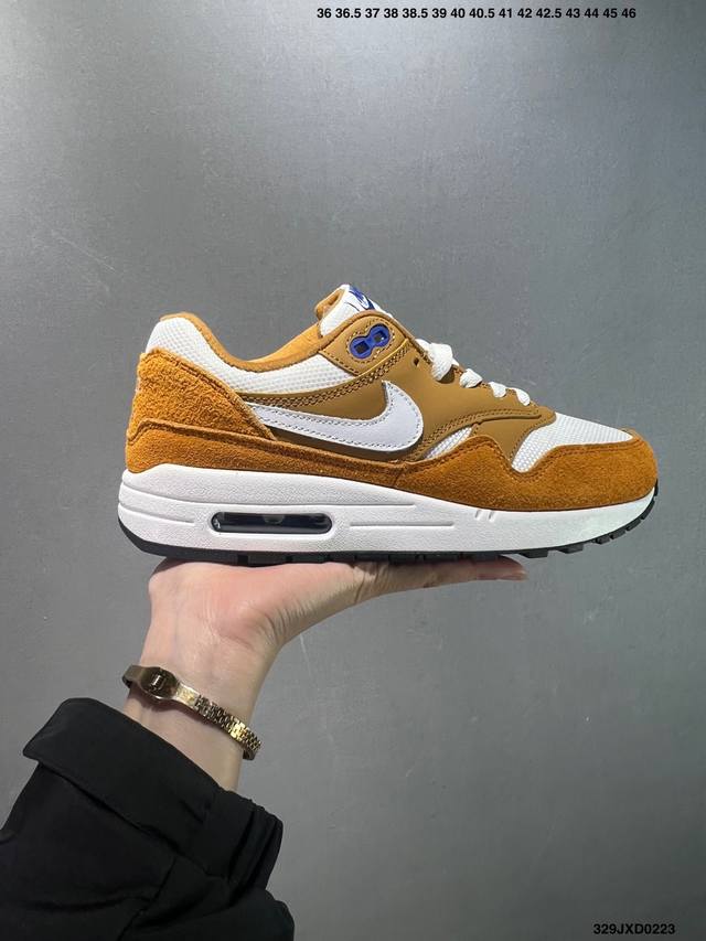 公司级Nike Air Max 1 耐克气垫 缓震 耐磨运动鞋 鞋身材质均选择皮革 织物 麂皮多种材质覆盖 保证质感的前提下 层次感也相当不错 带有开窗式 Ai