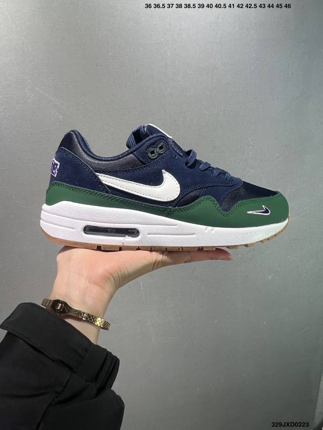 公司级Nike Air Max 1 耐克气垫 缓震 耐磨运动鞋 鞋身材质均选择皮革 织物 麂皮多种材质覆盖 保证质感的前提下 层次感也相当不错 带有开窗式 Ai