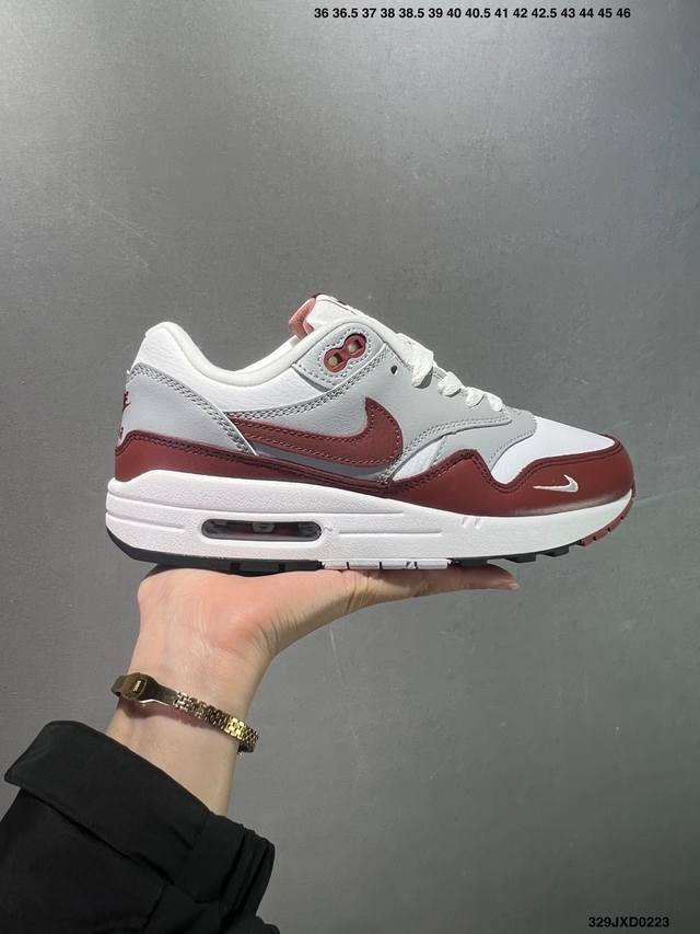 公司级Nike Air Max 1 耐克气垫 缓震 耐磨运动鞋 鞋身材质均选择皮革 织物 麂皮多种材质覆盖 保证质感的前提下 层次感也相当不错 带有开窗式 Ai