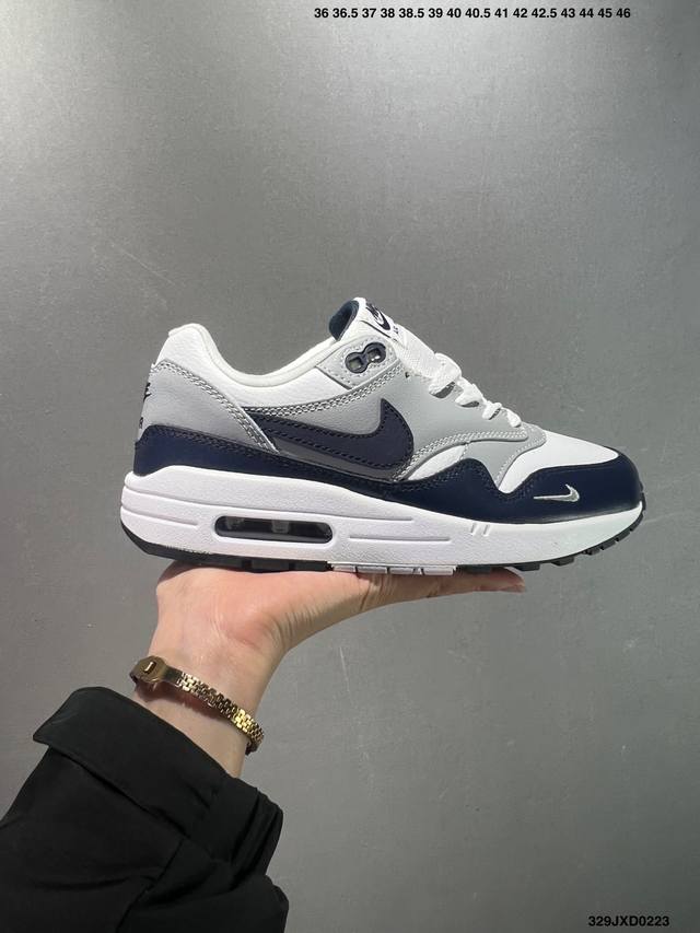 公司级Nike Air Max 1 耐克气垫 缓震 耐磨运动鞋 鞋身材质均选择皮革 织物 麂皮多种材质覆盖 保证质感的前提下 层次感也相当不错 带有开窗式 Ai