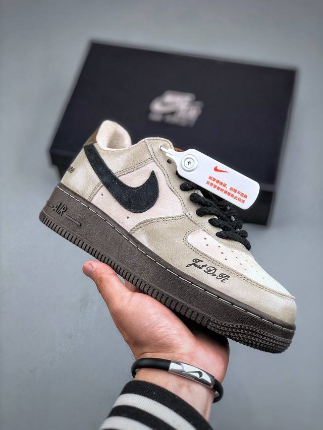 Nike Air Force 1‘07 空军一号低帮百搭休闲运动板鞋。柔软、弹性十足的缓震性能和出色的中底设计，横跨复古与现代的外型结合，造就出风靡全球三十多年