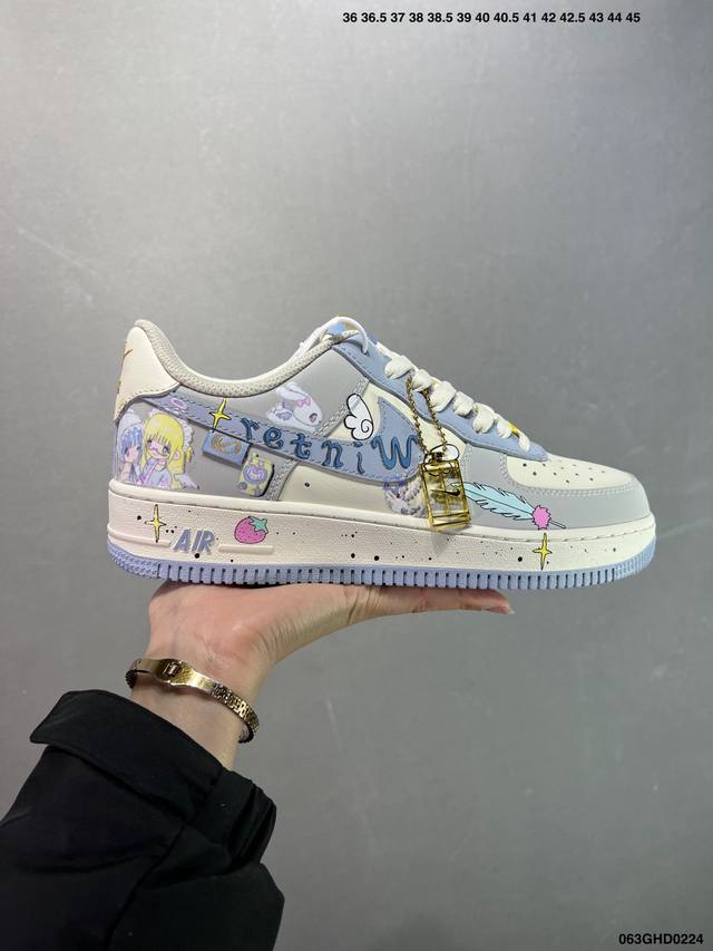 核心私 公司级耐克Nike Air Force 1‘07 空军一号低帮百搭休闲运动板鞋。柔软、弹性十足的缓震性能和出色的中底设计，横跨复古与现代的外型结合，造就