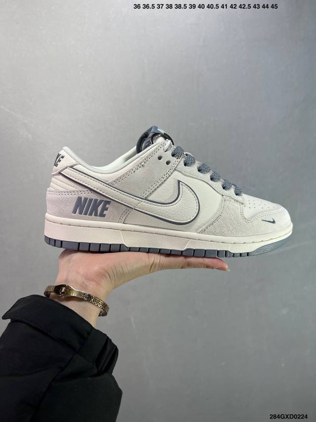 公司级Nike Dunk Low 米灰Logo 此款主张打破传统的工业化流水线设计限制，以Made By Ideas的超级创意为理念，集结众多潮流设计师，结合时