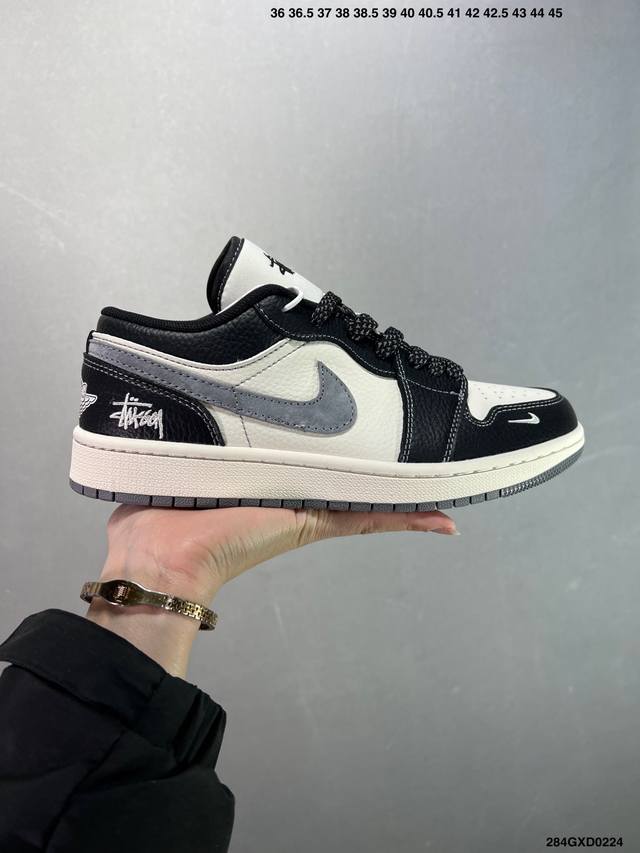 公司级Stussy X Air Jordan 1 黑灰勾 此款主张打破传统的工业化流水线设计限制，以Made By Ideas的超级创意为理念，集结众多潮流设计