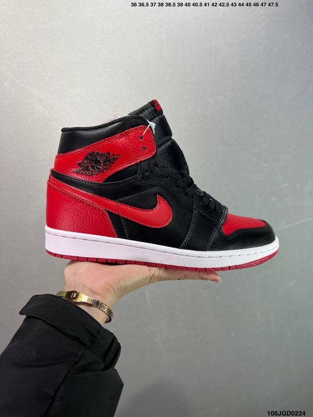 Air Jordan 1 High 85“禁穿”！ 禁穿 作为Air Jordan 1的元年配色之一，自1985年首次面世以来就有着超高的人气。 鞋身以优质皮革