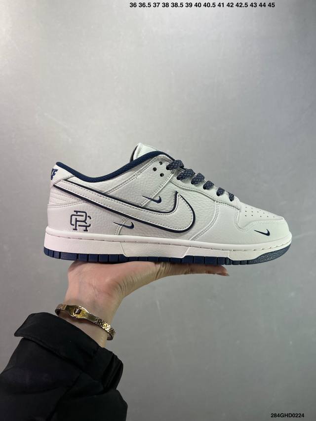 公司级Nike Dunk Low 卫冕冠军 蓝三勾 此款主张打破传统的工业化流水线设计限制，以Made By Ideas的超级创意为理念，集结众多潮流设计师，结