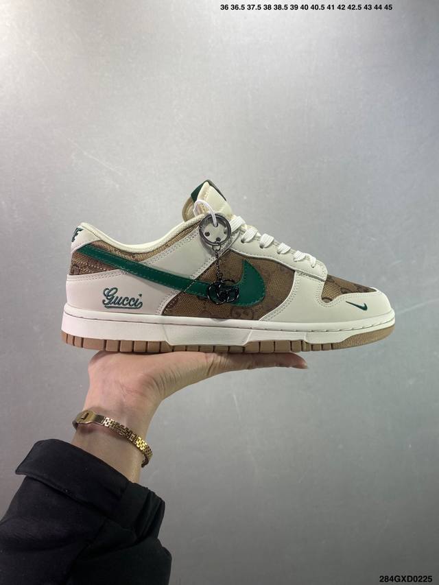 公司级Gucci X Nike Dunk Low 帆布绿勾 此款主张打破传统的工业化流水线设计限制，以Made By Ideas的超级创意为理念，集结众多潮流设 - 点击图像关闭