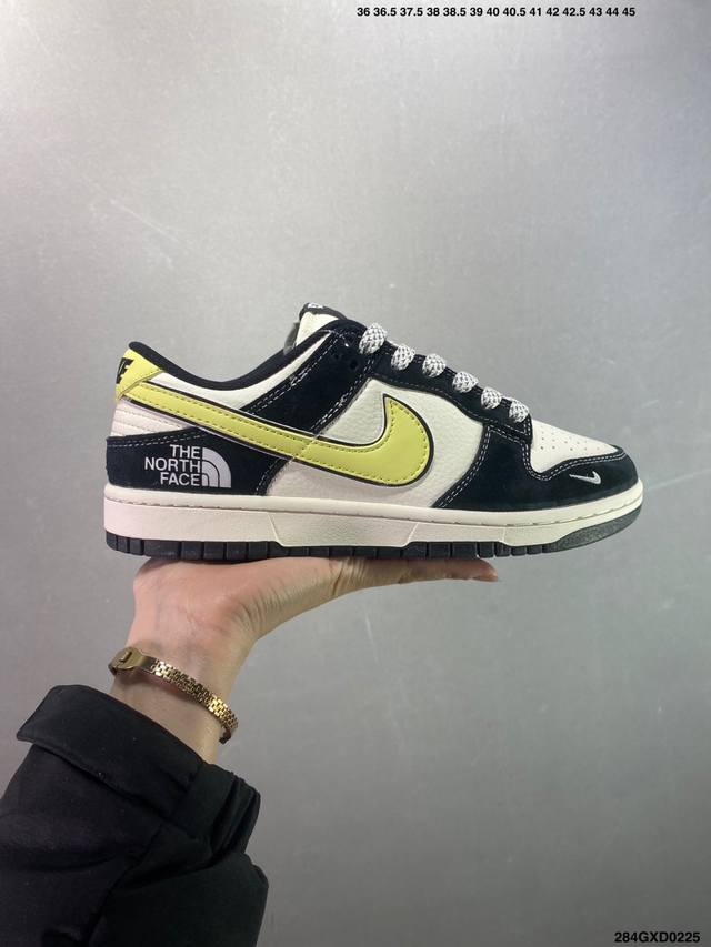 公司级The North Face X Nike Dunk Low 米黑黄勾 此款主张打破传统的工业化流水线设计限制，以Made By Ideas的超级创意为理