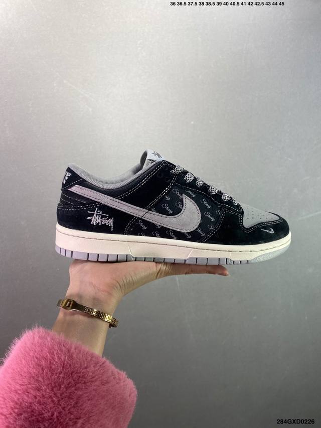 公司级Stussy X Nike Dunk Low 影子灰英文 此款主张打破传统的工业化流水线设计限制，以Made By Ideas的超级创意为理念，集结众多潮