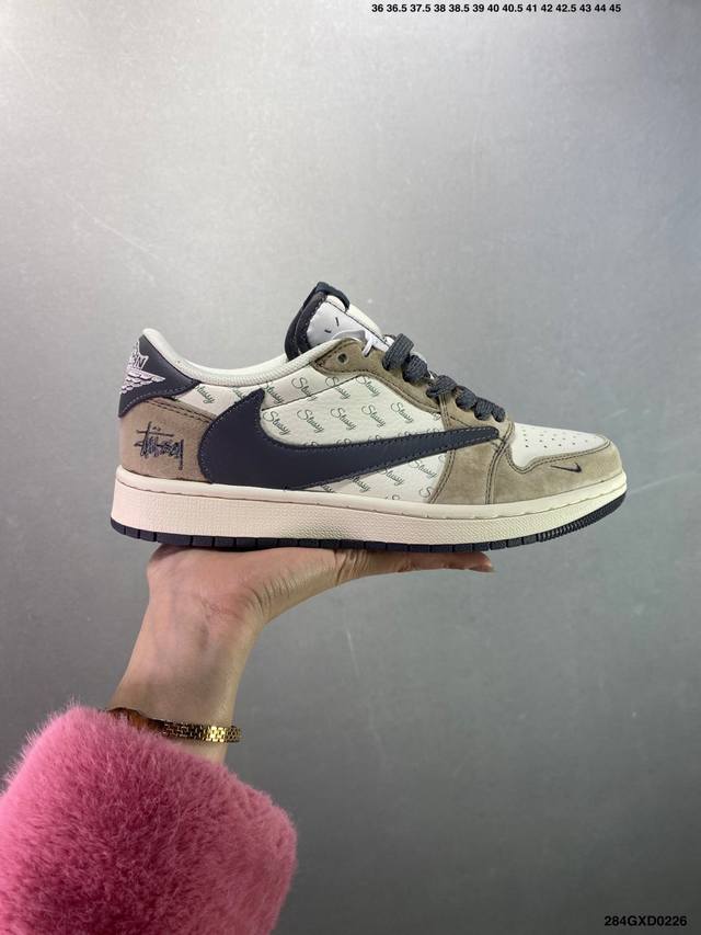 公司级Stussy X Air Jordan 1 米灰摩卡 此款主张打破传统的工业化流水线设计限制，以Made By Ideas的超级创意为理念，集结众多潮流设