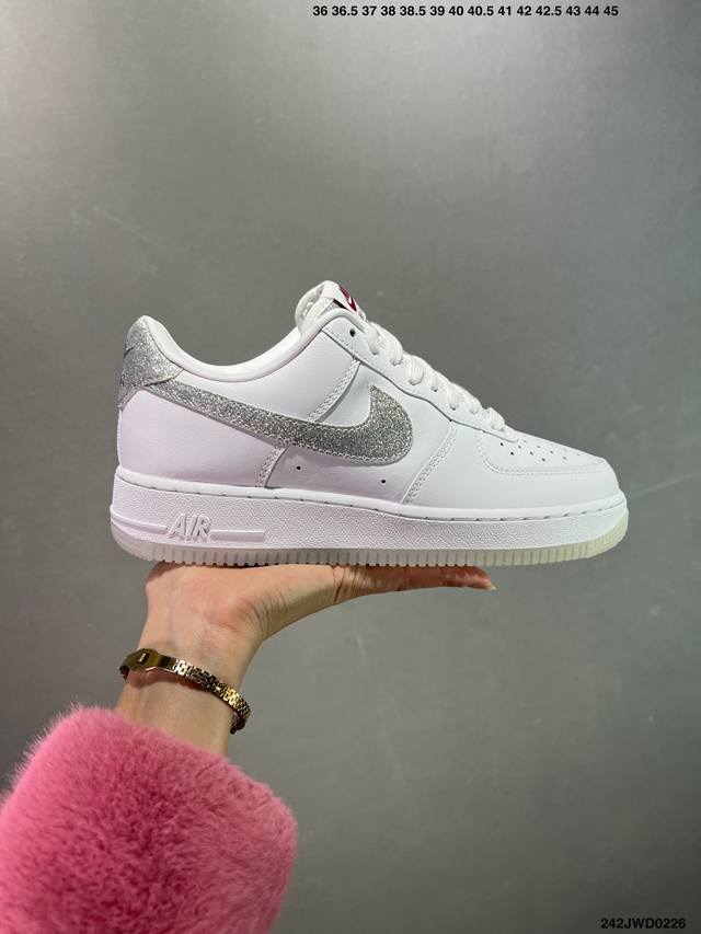 公司级耐克Nike Air Force 1‘07 空军一号低帮百搭休闲运动板鞋。柔软、弹性十足的缓震性能和出色的中底设计，横跨复古与现代的外型结合，造就出风靡全