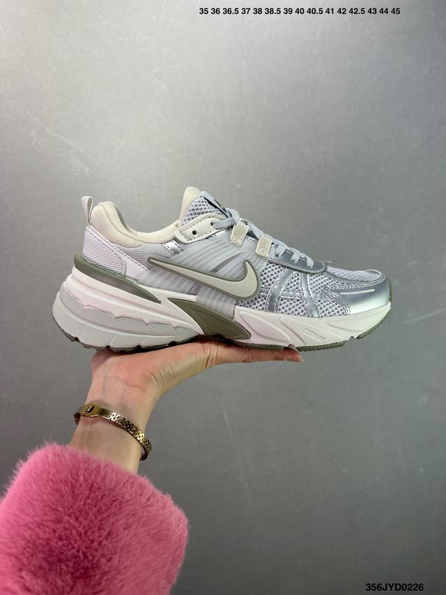 公司级Nike V2K Runtekk 减震防滑复古低帮跑步鞋 材质上使用大面积网眼 皮革 Tpu 组成 支撑和透气性肯定不错 中底处由 Cushlon 泡绵打