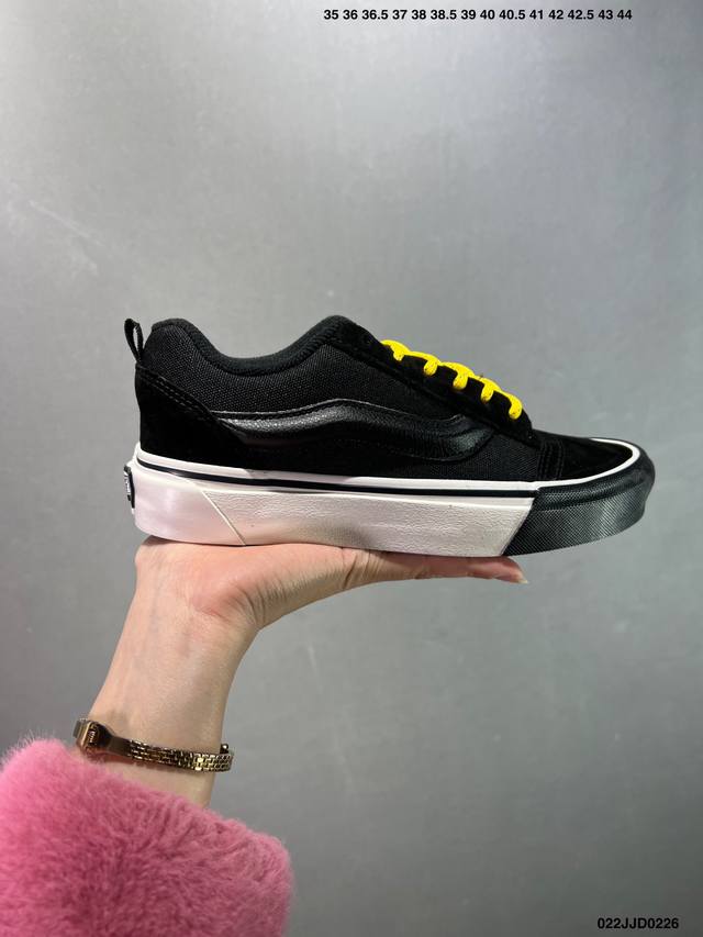 Vans Classics Knu Skool 苏格兰格纹拼接 厚鞋舌面包鞋 Vans联名超火的土豆鞋，复古经典，鞋头放大、包边上移加厚、鞋舌加厚。Vans C