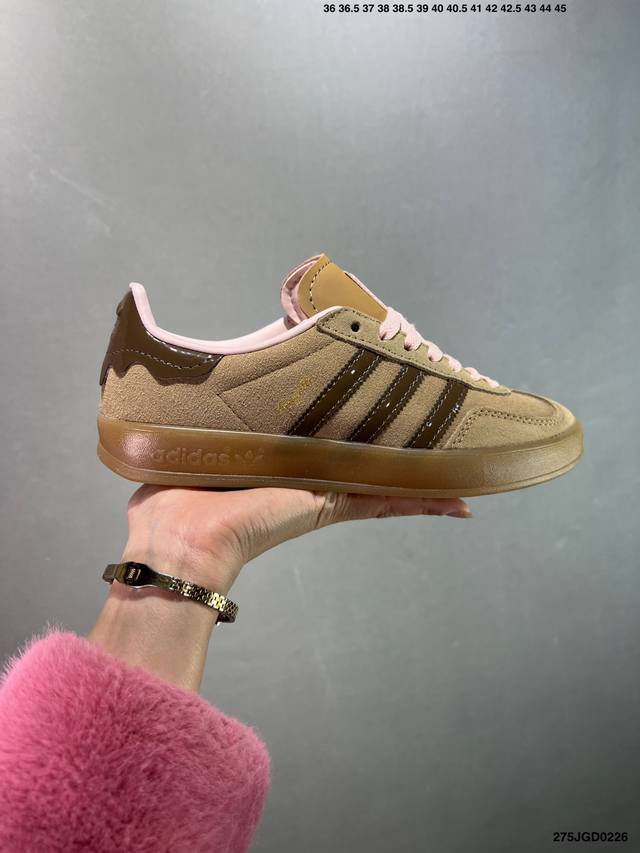 Adidas Originals Gazelle Indoor 三叶草休闲防滑耐磨低帮板鞋 鞋头出色设计 塑就出众贴合感 稳固的后跟贴合足部曲线设计 软弹舒适