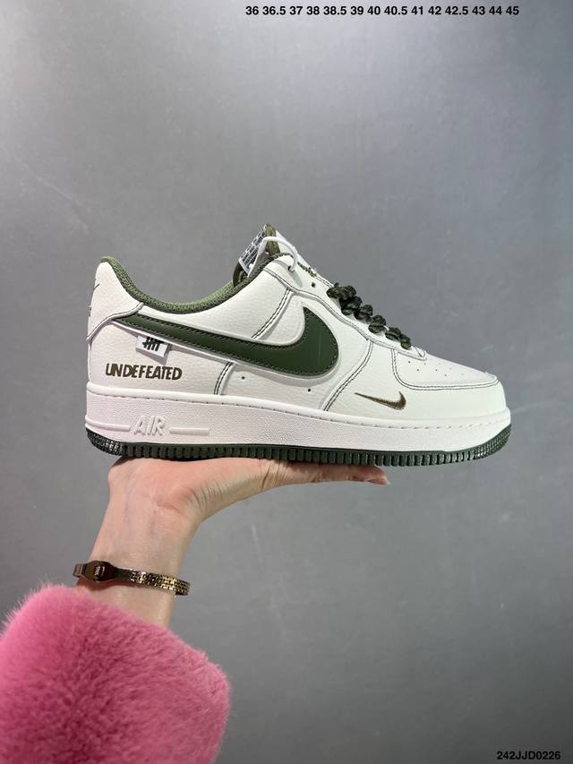 Nike Air Force 1 Low 空军一号低帮百搭休闲运动板鞋。柔软、弹性十足的缓震性能和出色的中底设计，横跨复古与现代的外型结合，造就出风靡全球三十多