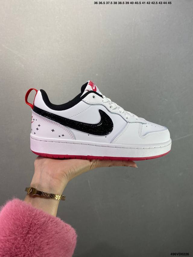 耐克Nike Court Borough Low Bg低帮百搭透气休闲运动板鞋，经典耐用的设计，兼顾舒适脚感和出众风范，演绎匠心之作。结构性的支撑贴合感结合复古