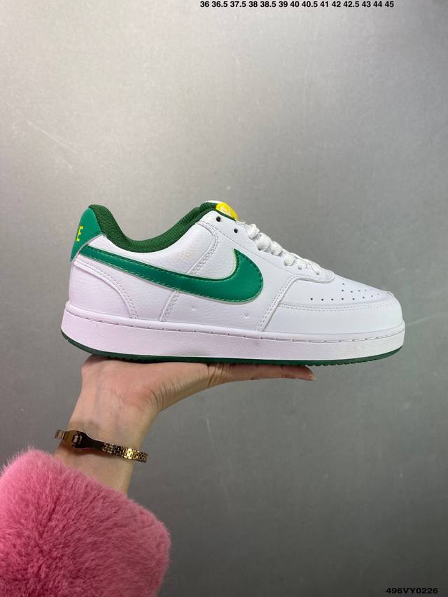 真标Nike Court Vision Low 白黑 受1980年代中期趋势的启发，Nikecourt Vision Low是一款融合了复古篮球风格的混合运动鞋 - 点击图像关闭