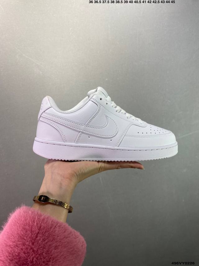 真标Nike Court Vision Low 白黑 受1980年代中期趋势的启发，Nikecourt Vision Low是一款融合了复古篮球风格的混合运动鞋