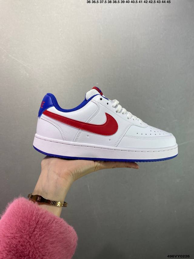 真标Nike Court Vision Low 白黑 受1980年代中期趋势的启发，Nikecourt Vision Low是一款融合了复古篮球风格的混合运动鞋