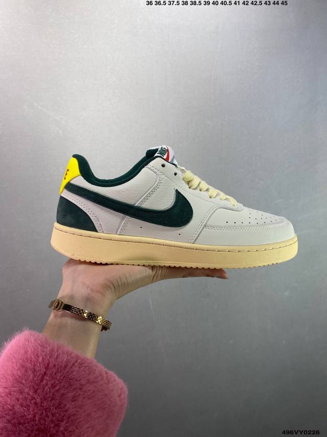 真标Nike Court Vision Low 白黑 受1980年代中期趋势的启发，Nikecourt Vision Low是一款融合了复古篮球风格的混合运动鞋