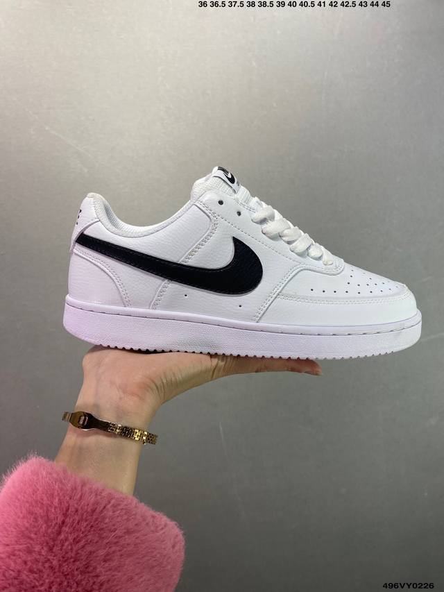 真标Nike Court Vision Low 白黑 受1980年代中期趋势的启发，Nikecourt Vision Low是一款融合了复古篮球风格的混合运动鞋