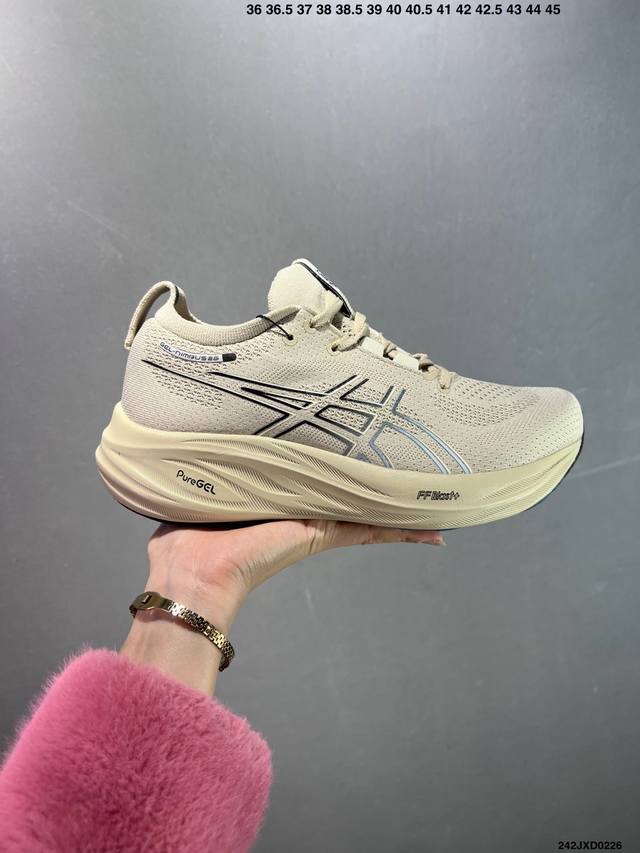 公司级Asics 亚瑟士Gel-Nimbus 26稳定跑鞋鞋面采用双层提花网面设计，提高包裹性和透气性，后跟搭载稳定系统科技T-Gel提升整体支撑力和结构感，减