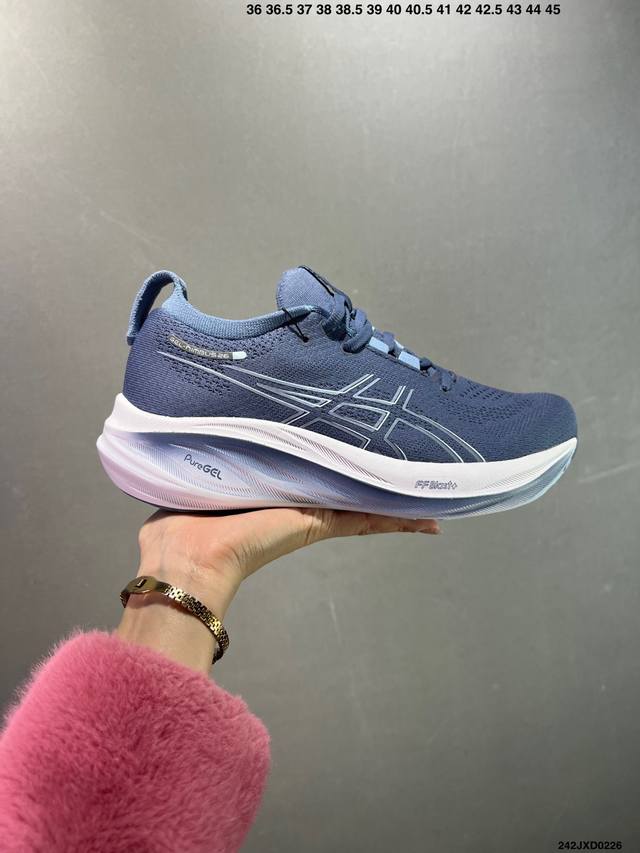 公司级Asics 亚瑟士Gel-Nimbus 26稳定跑鞋鞋面采用双层提花网面设计，提高包裹性和透气性，后跟搭载稳定系统科技T-Gel提升整体支撑力和结构感，减