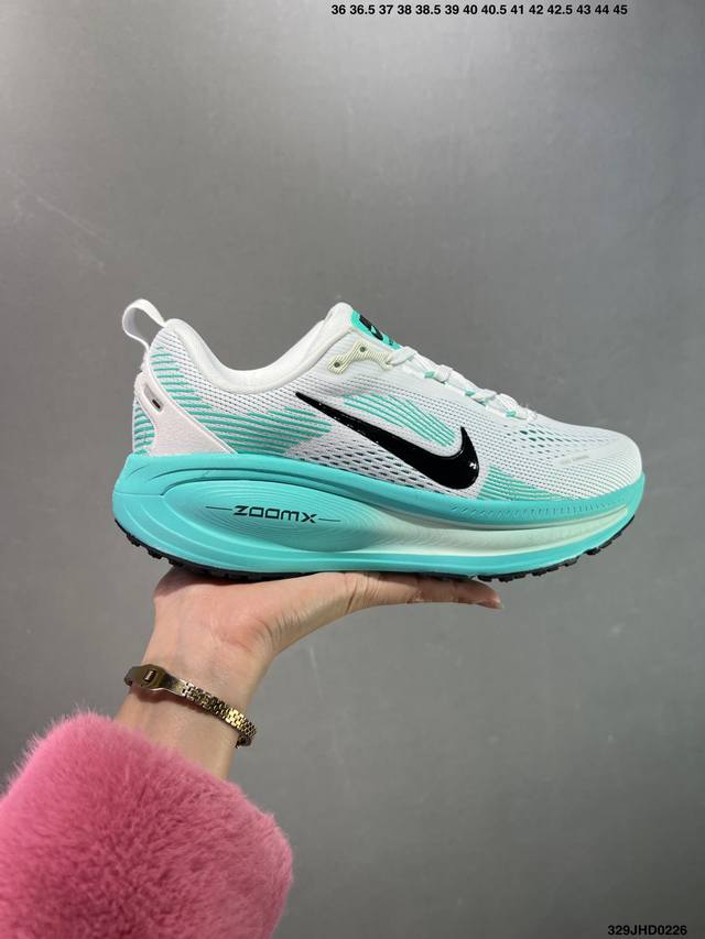 公司级Nike Vomero 18 耐克 舒适减震防滑 低帮跑步鞋 全掌Reactx泡绵中底 前掌和后跟还配备了Air Zoom气垫单元 据说跑起来更快更舒适哦