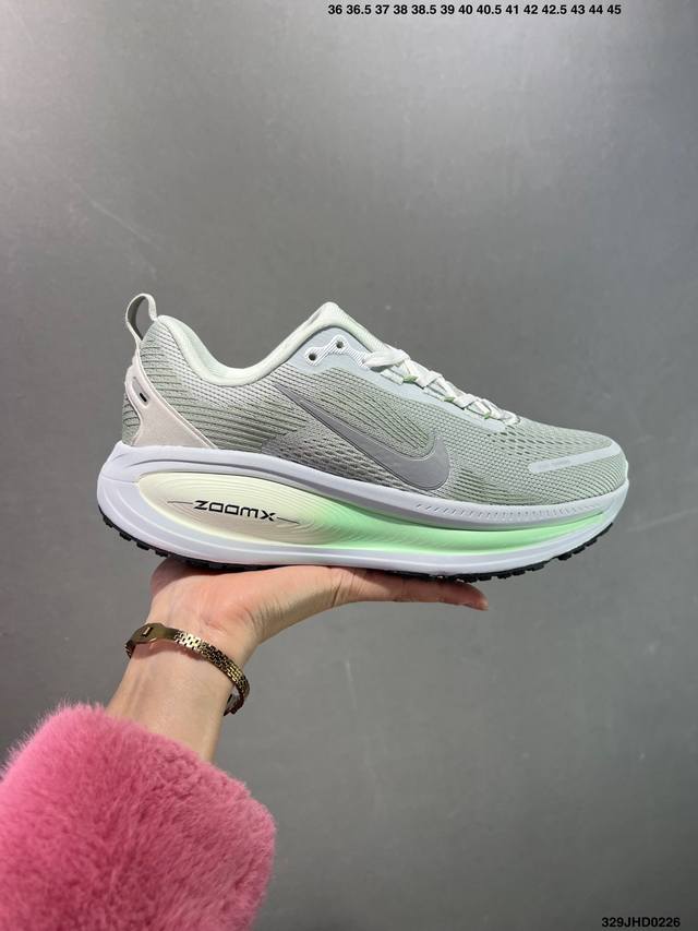 公司级Nike Vomero 18 耐克 舒适减震防滑 低帮跑步鞋 全掌Reactx泡绵中底 前掌和后跟还配备了Air Zoom气垫单元 据说跑起来更快更舒适哦