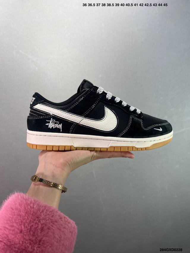 公司级Stussy X Nike Dunk Low 影子灰英文 此款主张打破传统的工业化流水线设计限制，以Made By Ideas的超级创意为理念，集结众多潮 - 点击图像关闭