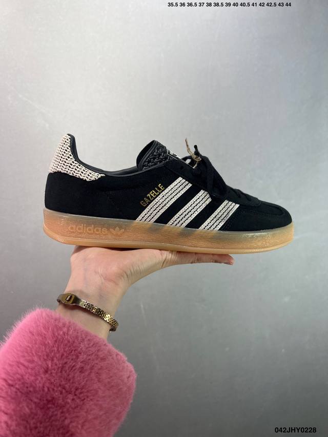 公司级阿迪达斯Adidas Originals Gazelle+1 三叶草复古防滑耐磨低帮板鞋 鞋款采用柔软的绒面革和耐用的皮革衬里融合在橡胶上！ 货号：Ig2