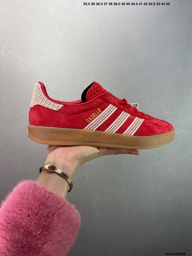 公司级Adidas Originals Gazelle Indoor 红色 此款鞋延续了橡胶外底和经典款式的传统。优质绒面革鞋面和标志性的3条纹采用明亮的对比色