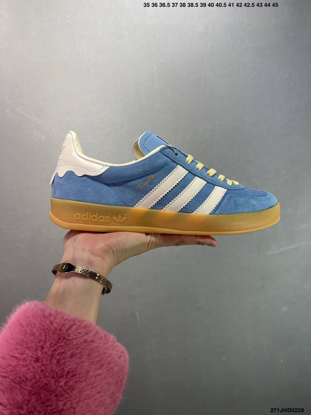 公司级阿迪达斯Adidas Originals Gazelle+1 三叶草复古防滑耐磨低帮板鞋 鞋款采用柔软的绒面革和耐用的皮革衬里融合在橡胶上！ 货号：Ig2