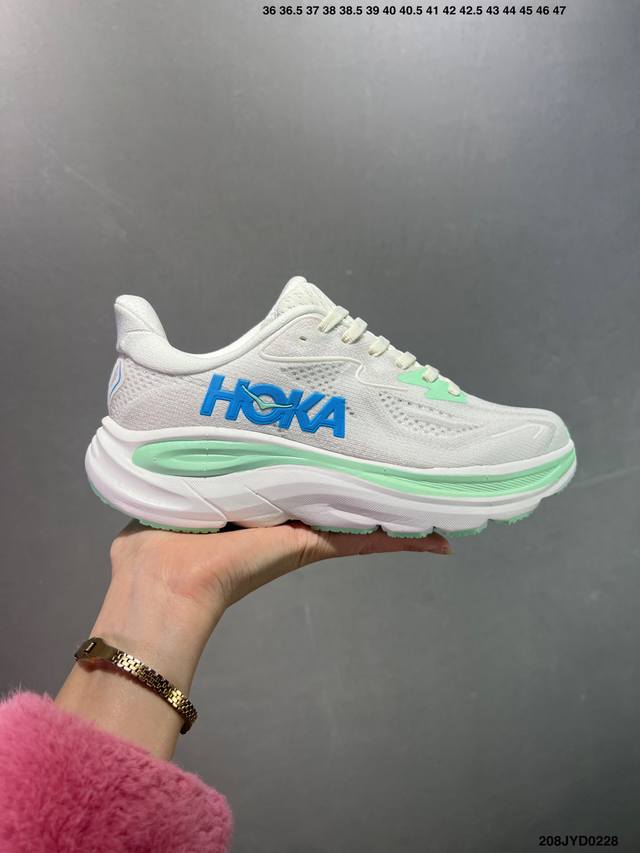 公司级小红书推荐Hoka M Clifton 10全新配色 这个品牌来自于新西兰的毛利语，Hoka表示大地，One One表示飞越，连起来就是飞越地平线，One