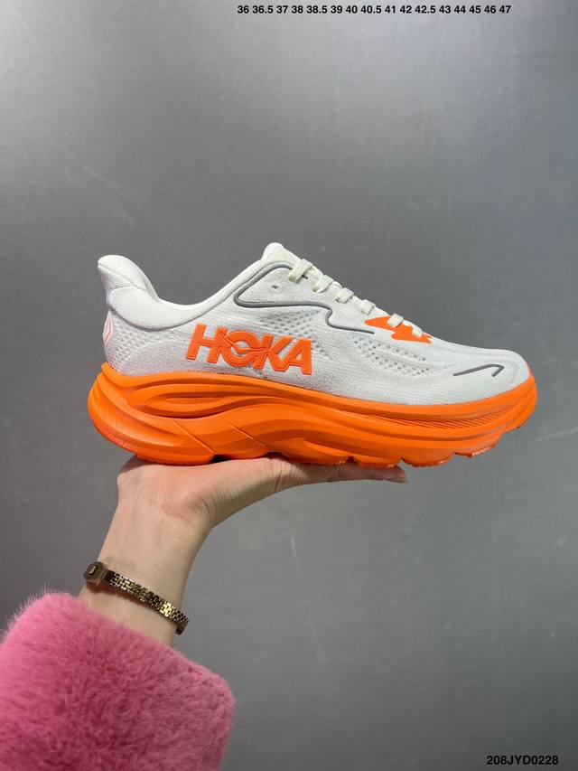 公司级小红书推荐Hoka M Clifton 10全新配色 这个品牌来自于新西兰的毛利语，Hoka表示大地，One One表示飞越，连起来就是飞越地平线，One