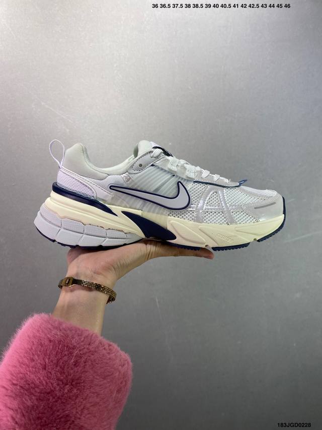 Nike V2K Runtekk 减震防滑复古低帮跑步鞋 材质上使用大面积网眼 皮革 Tpu 组成 支撑和透气性肯定不错 中底处由 Cushlon 泡绵打造 保 - 点击图像关闭