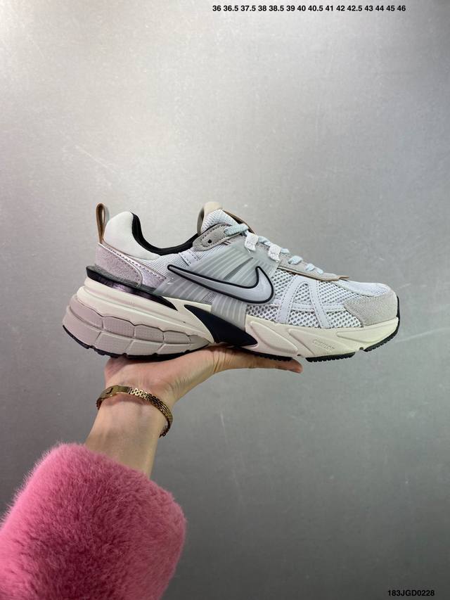 Nike V2K Runtekk 减震防滑复古低帮跑步鞋 材质上使用大面积网眼 皮革 Tpu 组成 支撑和透气性肯定不错 中底处由 Cushlon 泡绵打造 保