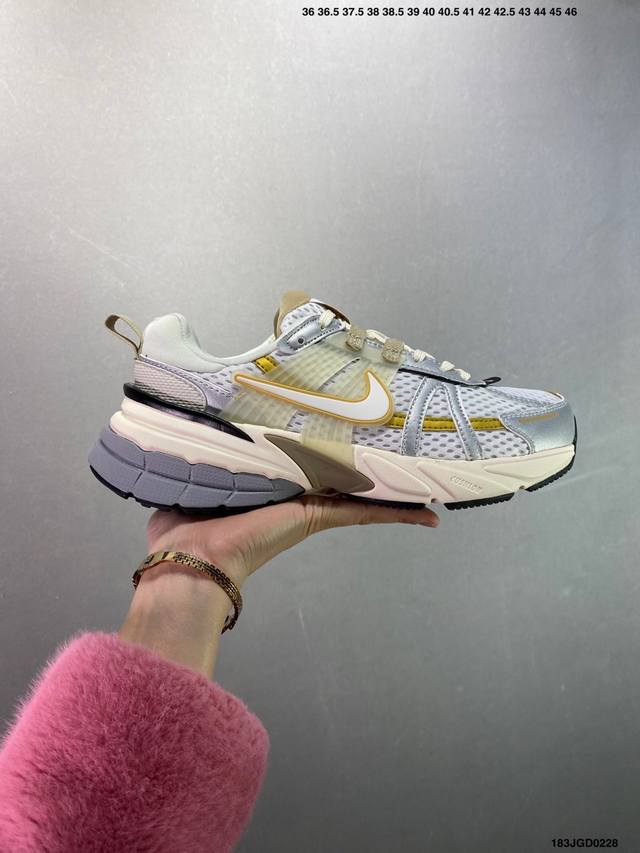 Nike V2K Runtekk 减震防滑复古低帮跑步鞋 材质上使用大面积网眼 皮革 Tpu 组成 支撑和透气性肯定不错 中底处由 Cushlon 泡绵打造 保