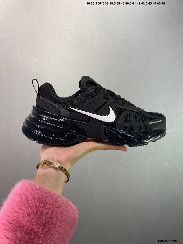 Nike V2K Runtekk 减震防滑复古低帮跑步鞋 材质上使用大面积网眼 皮革 Tpu 组成 支撑和透气性肯定不错 中底处由 Cushlon 泡绵打造 保