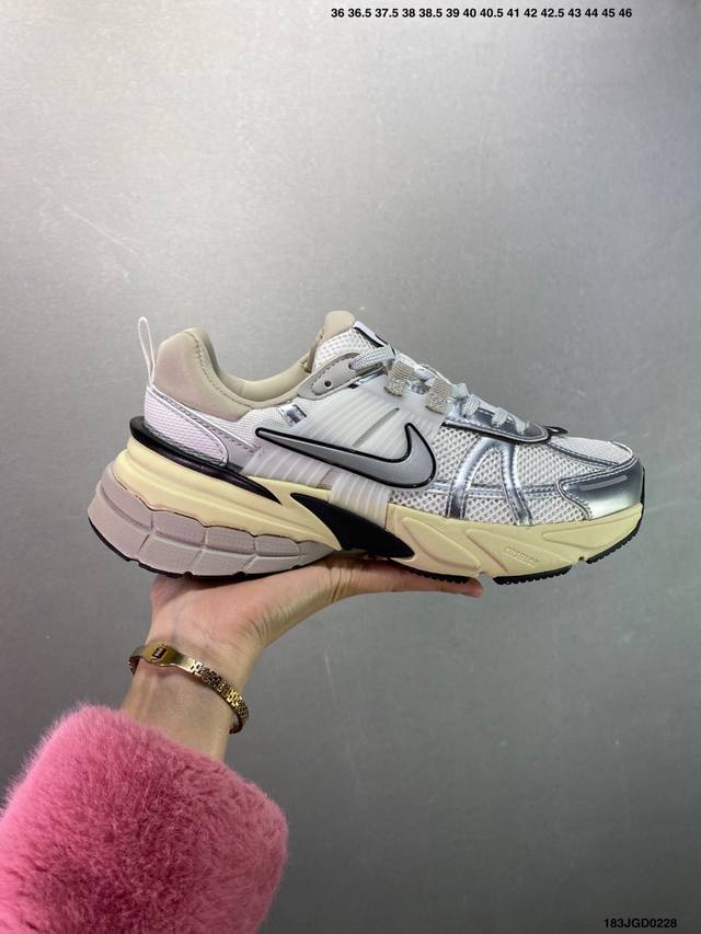 Nike V2K Runtekk 减震防滑复古低帮跑步鞋 材质上使用大面积网眼 皮革 Tpu 组成 支撑和透气性肯定不错 中底处由 Cushlon 泡绵打造 保